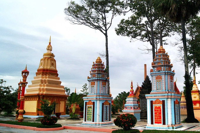Xung quanh chánh điện là các tháp để cốt của người quá cố. Đây là đặc trưng để nhận ra các ngôi chùa Khmer từ bên ngoài khi các ngọn tháp nhọn xếp xen kẽ với nhau. Xung quanh chánh điện là các tháp để cốt của người quá cố. Đây là đặc trưng để nhận ra các ngôi chùa Khmer từ bên ngoài khi các ngọn tháp nhọn xếp xen kẽ với nhau.