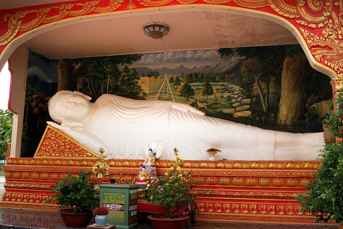 Tượng Phật Niết Bàn trong khuôn viên chùa Xiêm Cán. Tượng Phật Niết Bàn trong khuôn viên chùa Xiêm Cán.
