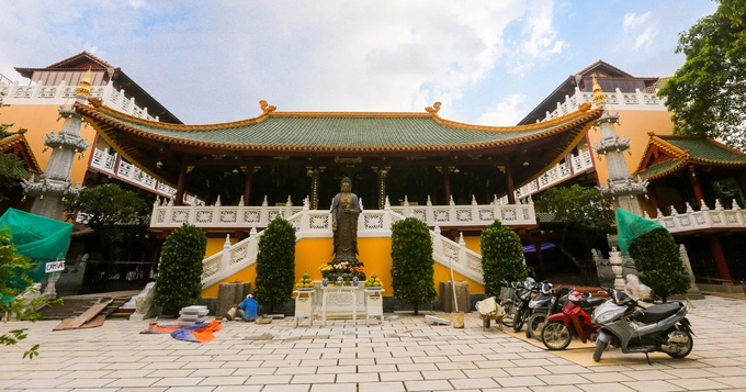 Chùa Viên Giác (đường Bùi Thị Xuân, quận Tân Bình, TP HCM) được xây dựng năm 1955. Ban đầu, chùa chỉ là một amnhỏ, đến năm 2001 mới được xây dựng thêm các công trình quy mô lớn như hiện tại. Chùa Viên Giác (đường Bùi Thị Xuân, quận Tân Bình, TP HCM) được xây dựng năm 1955. Ban đầu, chùa chỉ là một amnhỏ, đến năm 2001 mới được xây dựng thêm các công trình quy mô lớn như hiện tại.