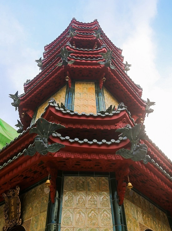 Tháp gốm gồm ba tầng với bảy mái được lợp ngói lưu ly. Mái làm theo hình cá chép hóa rồng. Bên trong tháp thờ Xá lợi Phật, tầng hầm có tro cốt và vật lưu niệm của các vị trụ trì trước đây. Tháp gốm gồm ba tầng với bảy mái được lợp ngói lưu ly. Mái làm theo hình cá chép hóa rồng. Bên trong tháp thờ Xá lợi Phật, tầng hầm có tro cốt và vật lưu niệm của các vị trụ trì trước đây.