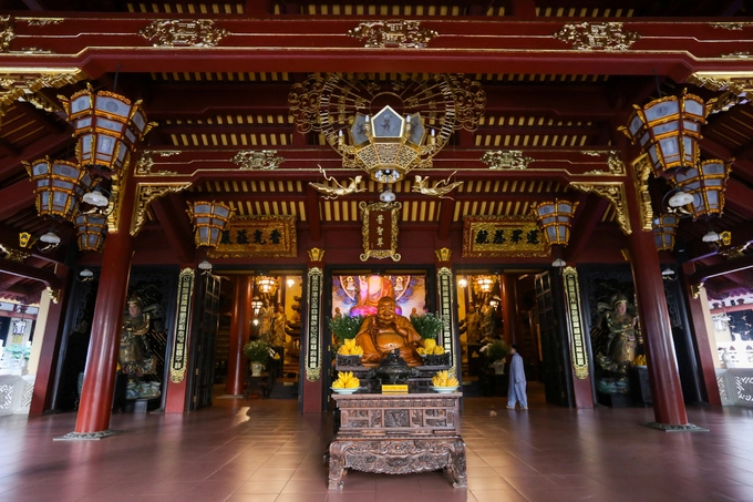 Chánh điện chùa khá rộng, dù được xây mới nhưng vẫn mang nét kiến trúc truyền thống với hệ thống kèo cột, rui mè đỡ mái giống như kiểu nhà rường Việt Nam. Chánh điện chùa khá rộng, dù được xây mới nhưng vẫn mang nét kiến trúc truyền thống với hệ thống kèo cột, rui mè đỡ mái giống như kiểu nhà rường Việt Nam.
