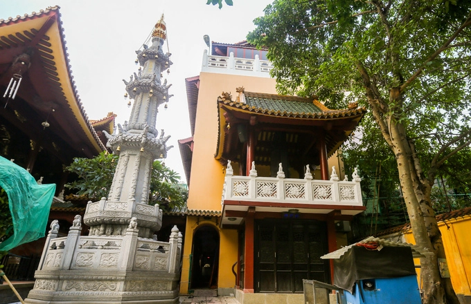 Phía dưới chánh điện là phòng giảng kinh thuyết pháp; đối xứng hai bên là Ðông đường và Tây đường, nơi tiếp khách, nghỉ ngơi của các tăng ni. Phía dưới chánh điện là phòng giảng kinh thuyết pháp; đối xứng hai bên là Ðông đường và Tây đường, nơi tiếp khách, nghỉ ngơi của các tăng ni.