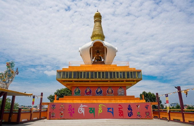Điểm nhấn của công trình mới là bảo tháp Mandala cao khoảng 15 m, kiến trúc thường thấy trong những ngôi chùa xứ Tây Tạng. Điểm nhấn của công trình mới là bảo tháp Mandala cao khoảng 15 m, kiến trúc thường thấy trong những ngôi chùa xứ Tây Tạng.