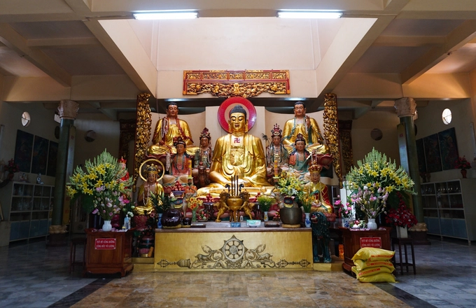 Ở giữa chánh điện thờ tượng Phật Thích Ca ngồi thiền có chiều cao 2,3 m. Xung quanh có chư Phật và Bồ tát ở các vị trí khác nhau. Ở giữa chánh điện thờ tượng Phật Thích Ca ngồi thiền có chiều cao 2,3 m. Xung quanh có chư Phật và Bồ tát ở các vị trí khác nhau.