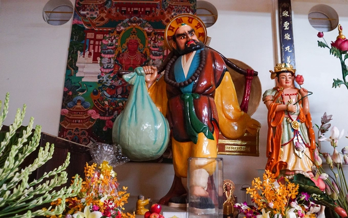 Phía sau chánh điện có bức tượng Đạt Ma Sư Tổ được sách Kỷ lục Việt Nam xác nhận là bức tượng bằng tóc lớn nhất Việt Nam. Bức tượng chế tác năm 1982, cao gần 3 m, trừ phần khung được làm bằng sắt thì chất liệu chủ yếu được làm bằng tóc được thu nhận từ các Phật tử. Điển thú vị là trên đòn gánh của ngài còn treo một chiếc nón lá mang đậm chất văn hóa dân tộc. Phía sau chánh điện có bức tượng Đạt Ma Sư Tổ được sách Kỷ lục Việt Nam xác nhận là bức tượng bằng tóc lớn nhất Việt Nam. Bức tượng chế tác năm 1982, cao gần 3 m, trừ phần khung được làm bằng sắt thì chất liệu chủ yếu được làm bằng tóc được thu nhận từ các Phật tử. Điển thú vị là trên đòn gánh của ngài còn treo một chiếc nón lá mang đậm chất văn hóa dân tộc.