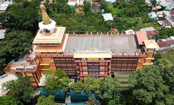 Kế bên chánh điện là công trình mới cao bảy tầng trên diện tích gần 650 m2, được xây dựng năm 2014 để phục vụ cho công tác phật sự. Kế bên chánh điện là công trình mới cao bảy tầng trên diện tích gần 650 m2, được xây dựng năm 2014 để phục vụ cho công tác phật sự.