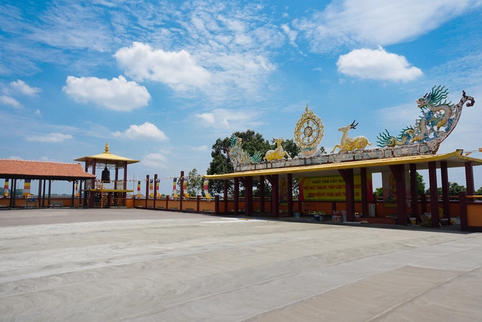 Trên sân thượng là khoảng không gian rộng rãi, thoáng gió để ngắm toàn cảnh chùa Tây Tạng cũng như một phần thành phố Thủ Dầu Một. Trên sân thượng là khoảng không gian rộng rãi, thoáng gió để ngắm toàn cảnh chùa Tây Tạng cũng như một phần thành phố Thủ Dầu Một.