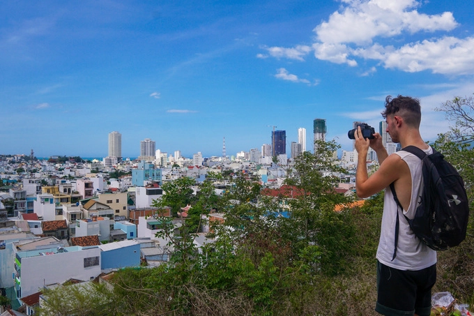 Từ đỉnh đồi, du khách còn nhìn thấy toàn cảnh thành phố Nha Trang.  Chùa Long Sơn thường nằm trong lịch trình du lịch của khách khi đến Khánh Hòa. Người dân trong vùng có bài ca dao ca ngợi danh thắng này: "Ai về viếng cảnh Khánh Hoà/ Long Sơn nên ghé, Tháp Bà đừng quên/ Kim thân Phật tổ nhớ lên / Nhìn ông Phật trắng ngồi trên lưng trời".