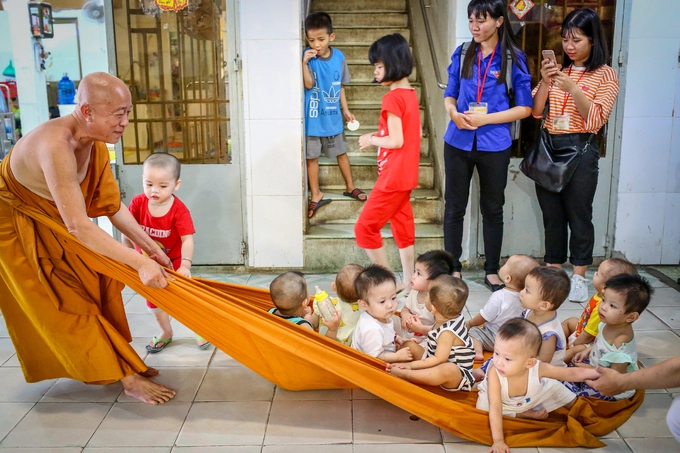 Chùa Kỳ Quang 2 còn là nơi nhận nuôi dưỡng và chăm sóc trẻ bị bỏ rơi, tật nguyền không nơi nương tựa. Sư thầy Thiện Chiếu cho biết, hoạt động này bắt đầu từ năm 1994 đến nay.  Hiện nhà chùa đang chăm sóc hơn 240 trẻ, đồng thời dạy học và khám chữa bệnh, phát thuốc nam miễn phí cho hàng nghìn người vào mỗi tuần.