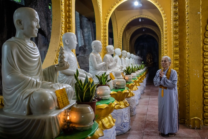 "Hàng tuần, tôi đều đến đây để tụng kinh và vãn cảnh. Tôi thấy cảnh chùa rất đẹp, cảm giác rất thư thái, thoải mái giống như ở nhà", bà Lã Thị Xuân Lý (82 tuổi, ngụ quận Gò Vấp), chia sẻ.