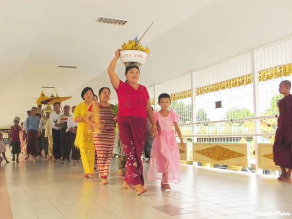 ngoi-chua-dat-90-tan-vang-va-hang-nghin-vien-kim-cuong-o-myanmar-ivivu-7
