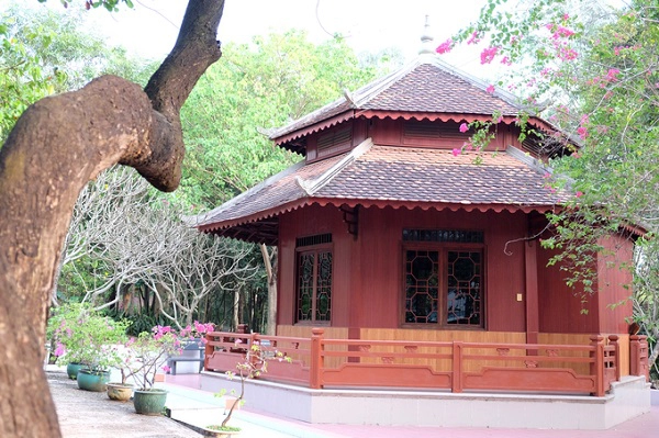 Vị trí của cây bồ đề nổi tiếng của ngôi chùa là nơi các Phật tử thường xuyên đến chiêm bái thưởng ngoạn. Vị trí của cây bồ đề nổi tiếng của ngôi chùa là nơi các Phật tử thường xuyên đến chiêm bái thưởng ngoạn.