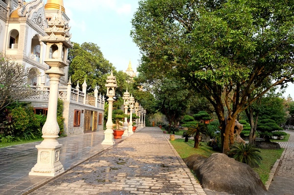 Diện tích rộng cho phép các hành lang được xây thông thoáng bên cạnh những tán cây xanh. Diện tích rộng cho phép các hành lang được xây thông thoáng bên cạnh những tán cây xanh.