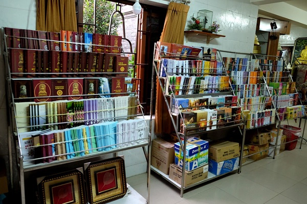 Phòng phát hành các ấn phẩm Phật giáo rộng rãi. Phòng phát hành các ấn phẩm Phật giáo rộng rãi.