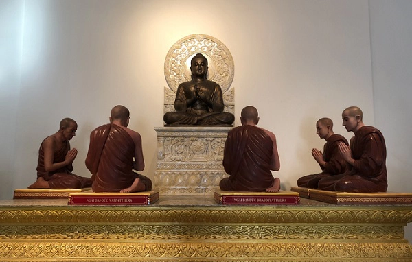 Ngôi chùa đẹp như tranh ở ngoại ô Sài Gòn Theo hệ Phật giáo nguyên thủy Nam tông nên trong chùa, dễ thấy chỉ có tượng Phật Thích Ca, chùa cũng không nghi ngút nhang khói như các chùa Bắc phái. Ngôi chùa đẹp như tranh ở ngoại ô Sài Gòn Theo hệ Phật giáo nguyên thủy Nam tông nên trong chùa, dễ thấy chỉ có tượng Phật Thích Ca, chùa cũng không nghi ngút nhang khói như các chùa Bắc phái.