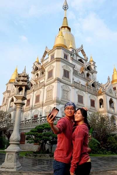 Đỉnh tháp sơn vàng và cấu trúc của tòa tháp giống với một số ngôi chùa ở Thái Lan nên nhiều người quen gọi chùa Bửu Long là chùa Thái Lan mà không biết ngôi chùa là của người Việt. Không chỉ Phật tử có tuổi, vẻ đẹp của ngôi chùa còn thu hút các bạn trẻ đến tham quan. Đỉnh tháp sơn vàng và cấu trúc của tòa tháp giống với một số ngôi chùa ở Thái Lan nên nhiều người quen gọi chùa Bửu Long là chùa Thái Lan mà không biết ngôi chùa là của người Việt. Không chỉ Phật tử có tuổi, vẻ đẹp của ngôi chùa còn thu hút các bạn trẻ đến tham quan.