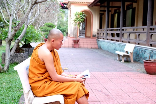 Chư tăng Nam tông thường sáng ăn cháo, trưa dùng ngọ (bữa cơm chính trong ngày). Truyền thống Phật giáo không ăn chay thuần túy như Phật giáo Bắc tông, mà đuợc phép dùng mặn, nhưng phải hợp thời, không thấy, không nghi và không nghe (thấy) sinh vật bị giết vì mình. Chư tăng Nam tông thường sáng ăn cháo, trưa dùng ngọ (bữa cơm chính trong ngày). Truyền thống Phật giáo không ăn chay thuần túy như Phật giáo Bắc tông, mà đuợc phép dùng mặn, nhưng phải hợp thời, không thấy, không nghi và không nghe (thấy) sinh vật bị giết vì mình.