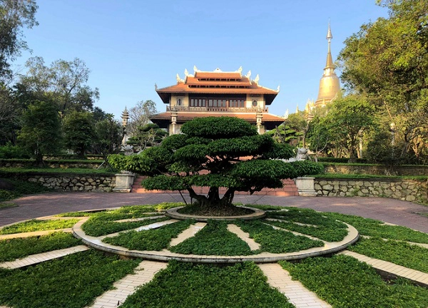 Do tên trùng nên chùa Bửu Long quận 9 hay bị nhầm với một khu du lịch tên Bửu Long ở Biên Hòa, nơi cũng có ngôi chùa nhưng mang tên Bửu Đức. Chùa Bửu Long cách trung tâm TP HCM khoảng 23 km. Nếu từ hầm Thủ Thiêm, khách đi thẳng đường Mai Chí Thọ, rẽ phải vào đường Nguyễn Thị Định, vừa xuống cầu Giồng Ông Tố thì quẹo ngay bên trái vào đường Nguyễn Duy Trinh, chạy mãi thì Nguyễn Duy Trinh thành đường Nguyễn Xiển, cuối đường Nguyễn Xiển quẹo phải chạy khoảng 4 km (cũng là đường Nguyễn Xiển) thì thấy chùa bên tay trái. Do tên trùng nên chùa Bửu Long quận 9 hay bị nhầm với một khu du lịch tên Bửu Long ở Biên Hòa, nơi cũng có ngôi chùa nhưng mang tên Bửu Đức. Chùa Bửu Long cách trung tâm TP HCM khoảng 23 km. Nếu từ hầm Thủ Thiêm, khách đi thẳng đường Mai Chí Thọ, rẽ phải vào đường Nguyễn Thị Định, vừa xuống cầu Giồng Ông Tố thì quẹo ngay bên trái vào đường Nguyễn Duy Trinh, chạy mãi thì Nguyễn Duy Trinh thành đường Nguyễn Xiển, cuối đường Nguyễn Xiển quẹo phải chạy khoảng 4 km (cũng là đường Nguyễn Xiển) thì thấy chùa bên tay trái.