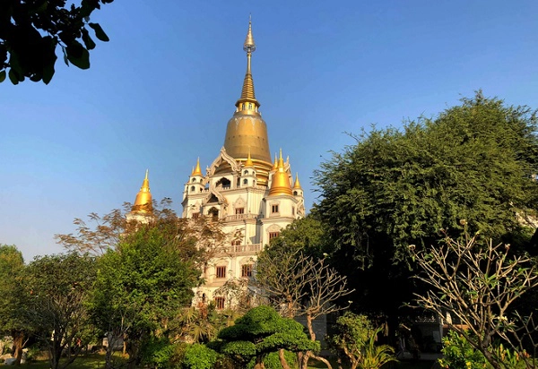 Du khách hướng Nhà Bè, quận 7, các tỉnh miền Tây nên đi đường Nguyễn Văn Linh, lên cầu Phú Mỹ, đến ngã tư đường Nguyễn Duy Trinh thì quẹo phải chạy thẳng, chừng vài cây số thì đường Nguyễn Duy Trinh thành đường Nguyễn Xiển, cuối đường quẹo phải chạy 4 km thì đến. Người ở các tỉnh miền Đông, Thủ Đức, Hóc Môn, Củ Chi, nên tìm cách đến đường Nguyễn Văn Việt, chạy đến hết đường về phía quận 9 thì quẹo phải vào đường Nguyễn Văn Tăng, chạy khoảng hơn 1 km thì Nguyễn Văn Tăng thành Nguyễn Xiển và đi thêm 4 km nữa là đến. Lưu ý nên đi buổi sáng để ngắm chùa đẹp hơn. Du khách hướng Nhà Bè, quận 7, các tỉnh miền Tây nên đi đường Nguyễn Văn Linh, lên cầu Phú Mỹ, đến ngã tư đường Nguyễn Duy Trinh thì quẹo phải chạy thẳng, chừng vài cây số thì đường Nguyễn Duy Trinh thành đường Nguyễn Xiển, cuối đường quẹo phải chạy 4 km thì đến. Người ở các tỉnh miền Đông, Thủ Đức, Hóc Môn, Củ Chi, nên tìm cách đến đường Nguyễn Văn Việt, chạy đến hết đường về phía quận 9 thì quẹo phải vào đường Nguyễn Văn Tăng, chạy khoảng hơn 1 km thì Nguyễn Văn Tăng thành Nguyễn Xiển và đi thêm 4 km nữa là đến. Lưu ý nên đi buổi sáng để ngắm chùa đẹp hơn.