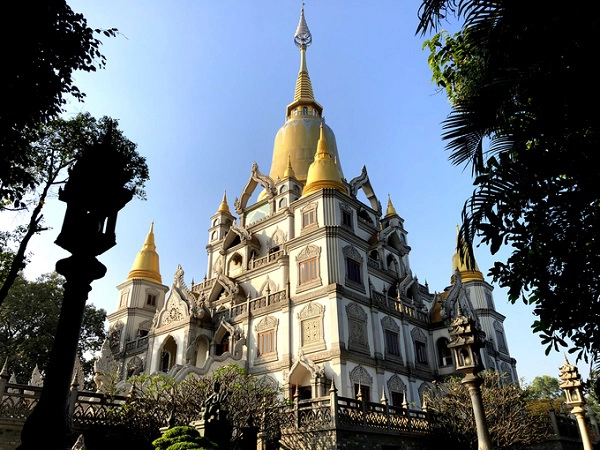 Năm 2007, đại bảo tháp Gotama Cetiya, nơi tôn thờ xá lợi Phật và chư đại thánh tăng được xây trên 2.000 m2, cao khoảng 70 m so với mặt biển. Tháp được xây dựng theo nét của văn hóa Phù Nam. Đến năm 2010 thì hoàn tất. Đây cũng công trình gây tiếng vang sau khi khánh thành. Năm 2007, đại bảo tháp Gotama Cetiya, nơi tôn thờ xá lợi Phật và chư đại thánh tăng được xây trên 2.000 m2, cao khoảng 70 m so với mặt biển. Tháp được xây dựng theo nét của văn hóa Phù Nam. Đến năm 2010 thì hoàn tất. Đây cũng công trình gây tiếng vang sau khi khánh thành.