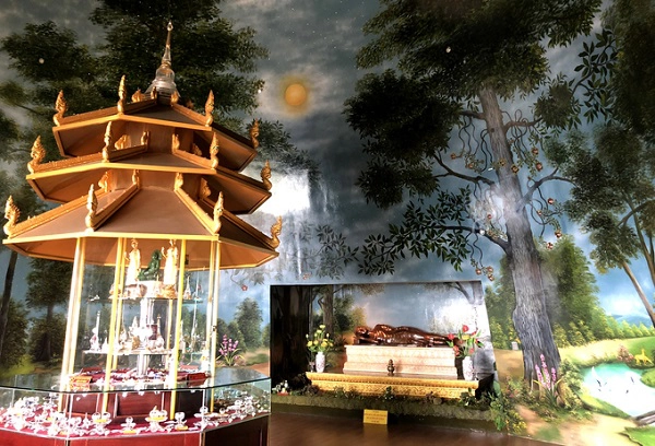 Trong tháp có xá lợi được tôn thờ dưới mái vòm được trang trí như khu rừng đậm chất thiền. Trong tháp có xá lợi được tôn thờ dưới mái vòm được trang trí như khu rừng đậm chất thiền.