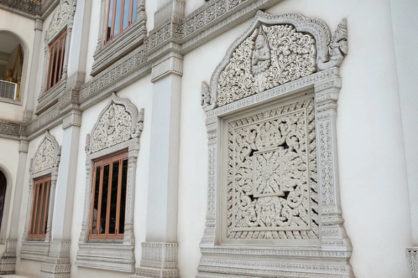 Kiến trúc Ấn Độ đậm nét trong cách chạm trổ các khung cửa sổ của các tầng tháp. Kiến trúc Ấn Độ đậm nét trong cách chạm trổ các khung cửa sổ của các tầng tháp.