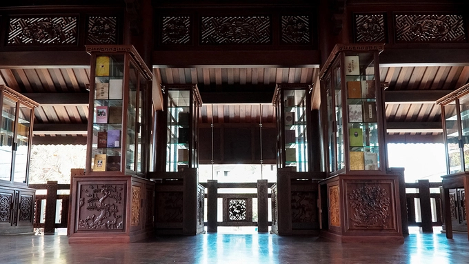 Trong khuôn viên chùa còn có một gian nhà đọc sách. Tại đây có hàng trăm quyển kinh Phật được bày trí. Khách vãn cảnh chùa hay các Phật tử quan tâm có thể ghé chân và đọc miễn phí.