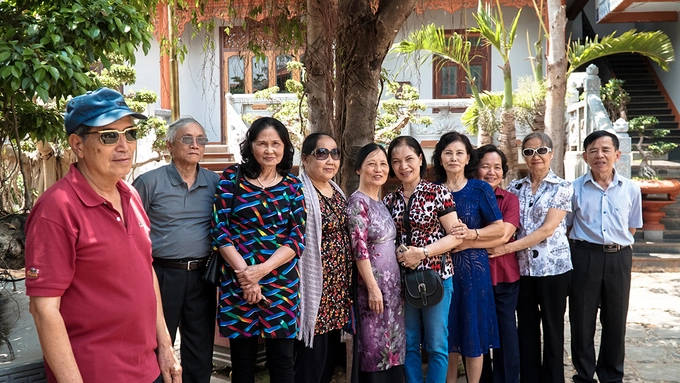 Nhóm du khách đến từ thủ đô rất hân hoan khi thăm chùa dù bên ngoài trời nắng cao. Ông Thành (Hà Nội) nhận xét: "Chùa có kiến trúc rất đẹp và cổ kính
