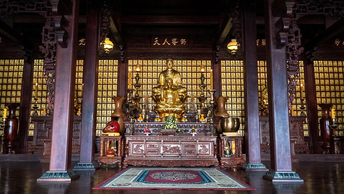 Đợt trung tu đã dỡ bỏ hoàn toàn kiến trúc cũ và chỉ giữ lại phần chánh điện, các tượng Phật và một số cột chèo. Chánh điện là công trình chính của chùa, nằm trên 320 mét vuông đất, được chia làm hai gian chính. Nửa phần trước mang dáng dấp nhà dài Tây Nguyên nhưng cấu trúc cột kèo theo kiểu nhà rường Huế, còn nửa sau được xây theo lối hiện đại. Chính giữa điện là tượng Phật Thích Ca bằng đồng cao 1,1 mét toạ trên đài sen bằng gỗ quý.