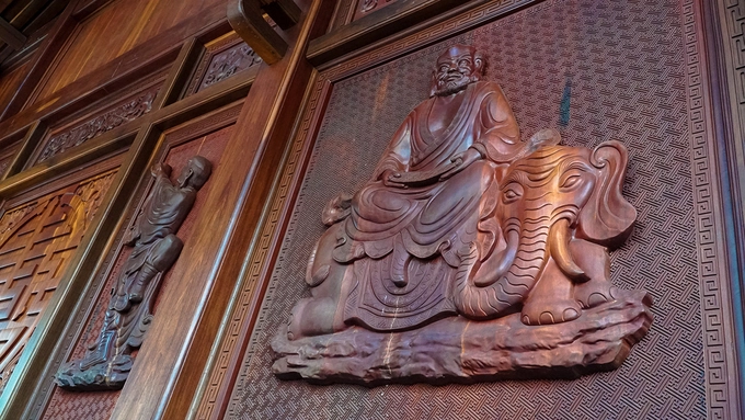 Đáng chú ý là các vách gỗ của chùa đều được chạm khắc hình hài những vị thần, các vị La Hán, Đức Phật.