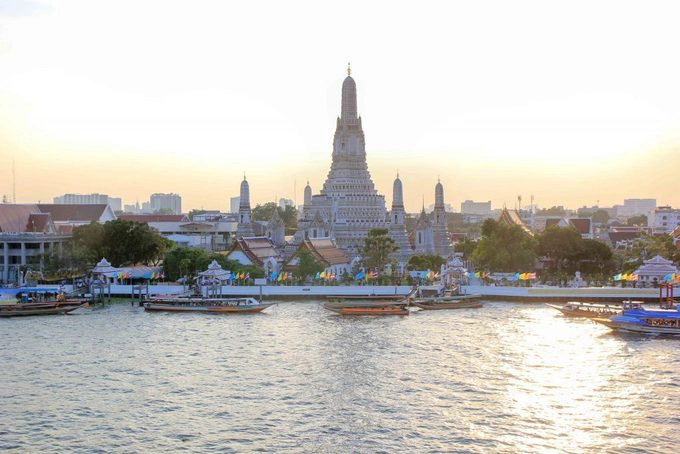 Khi đi thuyền ngắm cảnh Bangkok, du khách có thể thấy Wat Arun đứng uy nghi ven bờ sông Chao Phraya. Hình ảnh ngôi chùa này còn mang tính biểu tượng với người Thái khi được in trên đồng 10 baht. Ảnh: Places of Juma. Khi đi thuyền ngắm cảnh Bangkok, du khách có thể thấy Wat Arun đứng uy nghi ven bờ sông Chao Phraya. Hình ảnh ngôi chùa này còn mang tính biểu tượng với người Thái khi được in trên đồng 10 baht. Ảnh: Places of Juma.
