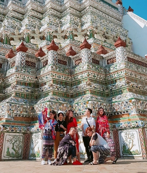 Dù là địa điểm chụp ảnh hấp dẫn, đây vẫn là nơi thờ cúng linh thiêng. Vì vậy, để được phép vào chùa, nam giới phải mặc áo có tay, quần dài, nữ mặc váy kín đáo dài quá đầu gối. Chùa mở từ 8h đến 17h30, vé vào cửa giá 50 baht (khoảng 35.000 đồng). Ảnh: Thanh Hien Nguyen. Dù là địa điểm chụp ảnh hấp dẫn, đây vẫn là nơi thờ cúng linh thiêng. Vì vậy, để được phép vào chùa, nam giới phải mặc áo có tay, quần dài, nữ mặc váy kín đáo dài quá đầu gối. Chùa mở từ 8h đến 17h30, vé vào cửa giá 50 baht (khoảng 35.000 đồng). Ảnh: Thanh Hien Nguyen.