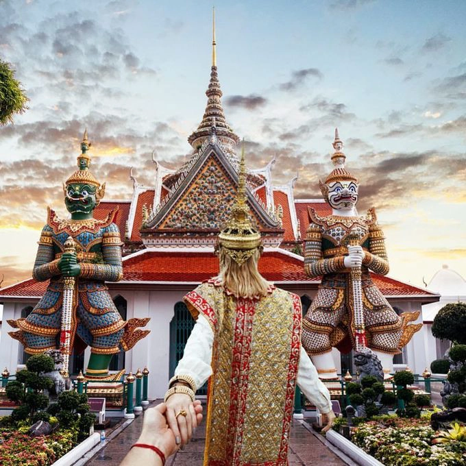 Lịch sử của Wat Arun bắt nguồn từ thời Ayutthaya với tên gọi Wat Makok, nghĩa là chùa ô liu. Năm 1768, khi vua Taksin quyết định xây dựng kinh đô mới, ông đã đặt chân lên mảnh đất này vào một buổi bình minh, và tặng cái tên Arun cho ngôi chùa. Các đời vua tiếp theo đã mở rộng và mời sư tới sinh sống tại đây. Ảnh: Inday Dora. Lịch sử của Wat Arun bắt nguồn từ thời Ayutthaya với tên gọi Wat Makok, nghĩa là chùa ô liu. Năm 1768, khi vua Taksin quyết định xây dựng kinh đô mới, ông đã đặt chân lên mảnh đất này vào một buổi bình minh, và tặng cái tên Arun cho ngôi chùa. Các đời vua tiếp theo đã mở rộng và mời sư tới sinh sống tại đây. Ảnh: Inday Dora.