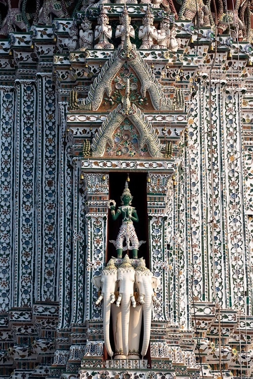 Tượng thần Hindu, Indra, cưỡi lưng voi 3 đầu tọa trên Prang chính của Wat Arun. Ảnh: Jack Kurtz Tượng thần Hindu, Indra, cưỡi lưng voi 3 đầu tọa trên Prang chính của Wat Arun. Ảnh: Jack Kurtz