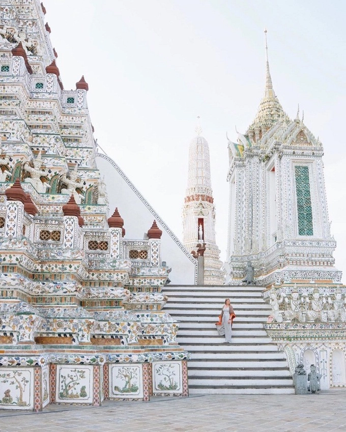 Các bậc thang trong tòa tháp dốc và hẹp nên không dễ dàng leo lên hoặc xuống, đặc biệt với người sợ độ cao. Nhưng nếu lên được đó, du khách có thể tận hưởng khung cảnh ngoạn mục của sông Chao Phraya, Cung điện Lớn và chùa Wat Pho phía đối diện. Ảnh: Jfrommelt. Các bậc thang trong tòa tháp dốc và hẹp nên không dễ dàng leo lên hoặc xuống, đặc biệt với người sợ độ cao. Nhưng nếu lên được đó, du khách có thể tận hưởng khung cảnh ngoạn mục của sông Chao Phraya, Cung điện Lớn và chùa Wat Pho phía đối diện. Ảnh: Jfrommelt.