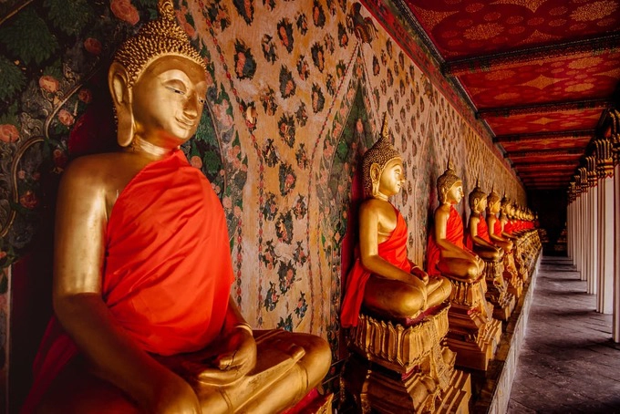 Khi đi vào sảnh, bạn còn có thể chiêm ngưỡng pho tượng Phật dát vàng cùng những bức điêu khắc trên tường. Ảnh: Jake and Dannie. Khi đi vào sảnh, bạn còn có thể chiêm ngưỡng pho tượng Phật dát vàng cùng những bức điêu khắc trên tường. Ảnh: Jake and Dannie.