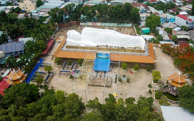 Chùa Hội Khánh (phường Phú Cường, TP Thủ Dầu Một, Bình Dương) do Thiền sư Đại Ngạn (thuộc dòng Lâm Tế) xây dựng năm 1741. Năm 2013, chùa khánh thành thêm tượng Đức Bổn sư Thích Ca nhập Niết bàn dài 52 m, cao 12 m, an vị trên độ cao cách mặt đất 23 m, nằm trên mái chùa. Công trình nằm trong khuôn viên rộng 13.000 m², được công nhận là tượng Phật nằm dài nhất Việt Nam. Bức tượng cũng được Tổ chức Kỷ lục châu Á xác lập là "Tượng Phật nhập Niết bàn trên mái chùa dài nhất châu Á". Chùa Hội Khánh (phường Phú Cường, TP Thủ Dầu Một, Bình Dương) do Thiền sư Đại Ngạn (thuộc dòng Lâm Tế) xây dựng năm 1741. Năm 2013, chùa khánh thành thêm tượng Đức Bổn sư Thích Ca nhập Niết bàn dài 52 m, cao 12 m, an vị trên độ cao cách mặt đất 23 m, nằm trên mái chùa. Công trình nằm trong khuôn viên rộng 13.000 m², được công nhận là tượng Phật nằm dài nhất Việt Nam. Bức tượng cũng được Tổ chức Kỷ lục châu Á xác lập là "Tượng Phật nhập Niết bàn trên mái chùa dài nhất châu Á".