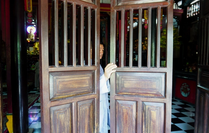 Không chỉ chánh điện, các khu giảng đường, Đông lang và Tây lang, phòng tiếp khách... cũng được xây dựng chủ yếu bằng gỗ, càng làm tăng thêm nét cổ kính, mộc mạc cho ngôi chùa. Không chỉ chánh điện, các khu giảng đường, Đông lang và Tây lang, phòng tiếp khách... cũng được xây dựng chủ yếu bằng gỗ, càng làm tăng thêm nét cổ kính, mộc mạc cho ngôi chùa.