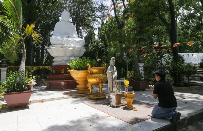 "Những dịp rằm, lễ tiết Phật giáo hoặc đơn giản muốn lòng mình thanh thản tôi đều ghé ghé chùa. Ngôi chùa níu chân du khách không chỉ bởi nét cổ kính mà còn vì không gian thoáng đãng như đi vào khu vườn rộng lớn, rợp bóng cây", anh Công (TP Thủ Dầu Một) chia sẻ. "Những dịp rằm, lễ tiết Phật giáo hoặc đơn giản muốn lòng mình thanh thản tôi đều ghé ghé chùa. Ngôi chùa níu chân du khách không chỉ bởi nét cổ kính mà còn vì không gian thoáng đãng như đi vào khu vườn rộng lớn, rợp bóng cây", anh Công (TP Thủ Dầu Một) chia sẻ.