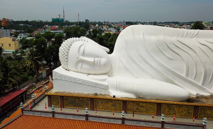 Dưới tượng là 20 bức phù điêu thể hiện cuộc đời của Đức Phật từ lúc Đản sinh đến lúc nhập Niết bàn. Quanh tượng còn được trang trí 840 cánh hoa sen đắp bằng xi-măng. Ngôi chùa phía dưới tượng rộng 600 m2 dành làm thư viện, nơi học tập, tổ chức hội nghị, đại hội... đồng thời cũng là Trung tâm Văn hóa Phật Giáo tỉnh Bình Dương. Dưới tượng là 20 bức phù điêu thể hiện cuộc đời của Đức Phật từ lúc Đản sinh đến lúc nhập Niết bàn. Quanh tượng còn được trang trí 840 cánh hoa sen đắp bằng xi-măng. Ngôi chùa phía dưới tượng rộng 600 m2 dành làm thư viện, nơi học tập, tổ chức hội nghị, đại hội... đồng thời cũng là Trung tâm Văn hóa Phật Giáo tỉnh Bình Dương.
