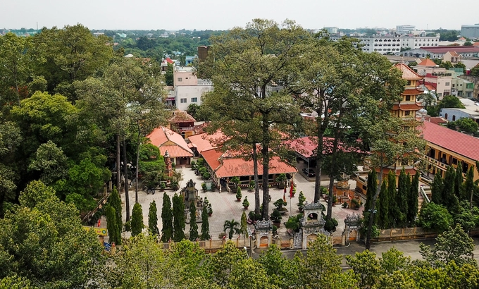 Phía đối diện là khu chùa cổ khuất lấp trong khuôn viên rộng hơn 1.200 m2 bao quanh bởi những cây dầu cổ thụ. Ban đầu, chùa được xây dựng trên một ngọn đồi. Năm 1860, chùa bị thực dân Pháp thiêu hủy, sau đó trụ trì đã dựng lại chùa mới dưới chân đồi, cách chùa cũ khoảng 100 m, là vị trí hiện nay. Phía đối diện là khu chùa cổ khuất lấp trong khuôn viên rộng hơn 1.200 m2 bao quanh bởi những cây dầu cổ thụ. Ban đầu, chùa được xây dựng trên một ngọn đồi. Năm 1860, chùa bị thực dân Pháp thiêu hủy, sau đó trụ trì đã dựng lại chùa mới dưới chân đồi, cách chùa cũ khoảng 100 m, là vị trí hiện nay.