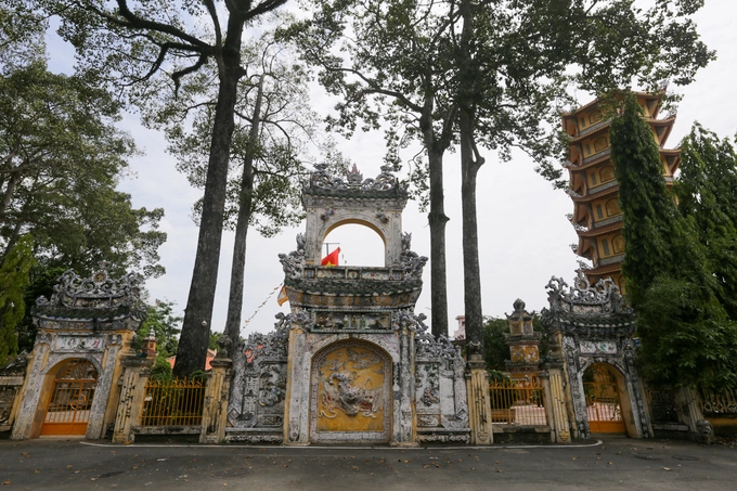 Chùa Hội Khánh đã qua nhiều lần trùng tu tôn tạo nhưng cơ bản vẫn giữ được nét kiến trúc cổ với 700 m2 diện tích gồm chánh điện, giảng đường, Đông lang và Tây lang, bảo tháp... Chùa Hội Khánh đã qua nhiều lần trùng tu tôn tạo nhưng cơ bản vẫn giữ được nét kiến trúc cổ với 700 m2 diện tích gồm chánh điện, giảng đường, Đông lang và Tây lang, bảo tháp...