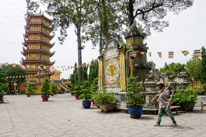 Điểm nhấn của khuôn viên chính trong chùa là ngôi tháp bảy tầng cao 27 mét được xây dựng năm 2007. Cạnh đó là ngôi tháp tổ Từ Vân cổ kính với bức bình phong, hoa văn trang trí chạm trổ tinh xảo. Điểm nhấn của khuôn viên chính trong chùa là ngôi tháp bảy tầng cao 27 mét được xây dựng năm 2007. Cạnh đó là ngôi tháp tổ Từ Vân cổ kính với bức bình phong, hoa văn trang trí chạm trổ tinh xảo.