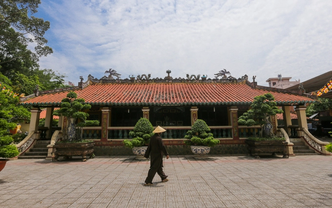 Cạnh bảo tháp là khu chánh điện - tiền đường. Chánh điện có hai căn, mỗi căn xây theo kiểu ba gian hai chái. Tiền đường là căn nhà ngoài, lòng căn hẹp, hai bên đặt tượng thờ Ông Thiện, Ông Ác… Cạnh bảo tháp là khu chánh điện - tiền đường. Chánh điện có hai căn, mỗi căn xây theo kiểu ba gian hai chái. Tiền đường là căn nhà ngoài, lòng căn hẹp, hai bên đặt tượng thờ Ông Thiện, Ông Ác…