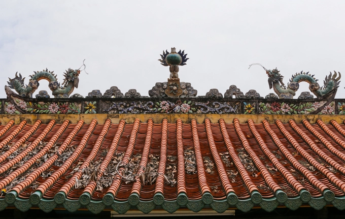 Mái chánh điện - tiền đường, lợp ngói âm dương, phía trên là hình ảnh lưỡng long tranh châu thường thấy ở các ngôi chùa cổ Việt Nam. Mái chánh điện - tiền đường, lợp ngói âm dương, phía trên là hình ảnh lưỡng long tranh châu thường thấy ở các ngôi chùa cổ Việt Nam.