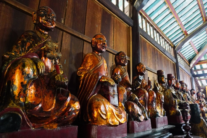 Điểm nhấn trong chánh điện là 100 tượng điêu khắc bằng gỗ mít sơn son thép vàng. Nổi bật là bộ tượng thập bát La hán cao khoảng 90 cm với thần thái an nhiên tự tại. Những bức tượng là công trình tạo tác của nhóm thợ nổi tiếng đất Thủ Dầu Một vào những năm cuối thế kỷ XIX, đầu thế kỷ XX. Điểm nhấn trong chánh điện là 100 tượng điêu khắc bằng gỗ mít sơn son thép vàng. Nổi bật là bộ tượng thập bát La hán cao khoảng 90 cm với thần thái an nhiên tự tại. Những bức tượng là công trình tạo tác của nhóm thợ nổi tiếng đất Thủ Dầu Một vào những năm cuối thế kỷ XIX, đầu thế kỷ XX.