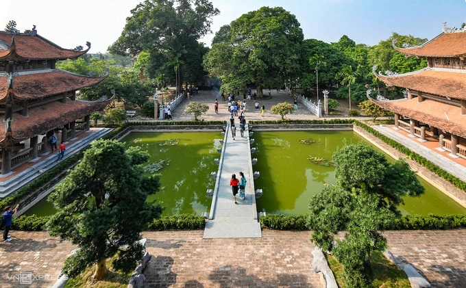 Chùa Nôm hay Linh Thông cổ tự nằm ở làng Nôm, xã Đại Đồng, huyện Văn Lâm. Ngôi chùa nằm trong quần thể di tích làng Nôm và đình Tam Giang, nơi thờ vị tướng thời Hai Bà Trưng. Đứng từ gác mái trên cổng tam quan, khách sẽ trông thấy lầu chuông, lầu trống nằm đối xứng nhau qua một hồ nước và cây cầu đá dẫn tới ngôi chùa cổ nằm ẩn mình dưới những tán cây cổ thụ.