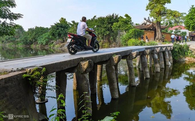 Lối vào chùa Nôm là cây cầu đá 9 nhịp đầu rồng đã có từ hơn 200 năm trước, bắc qua sông Nguyệt Đức. Đây cũng là cây cầu đá bắc ngang sông duy nhất còn lại ở Hưng Yên.