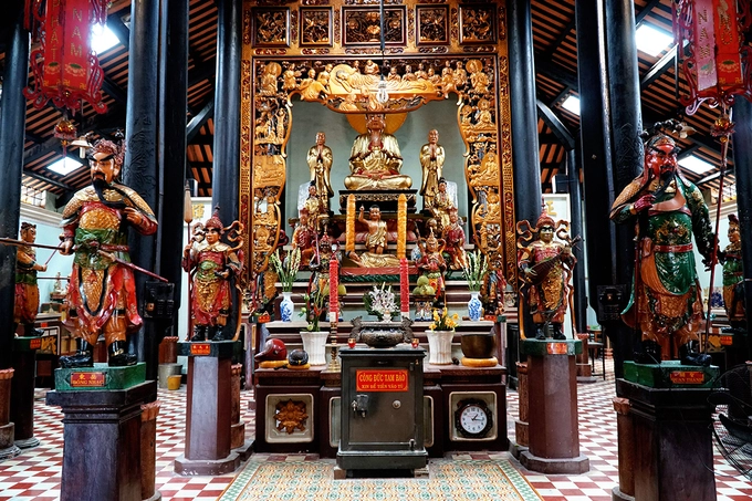 Trong chính điện có khoảng 150 pho tượng lớn nhỏ. Các tượng Phật, Bồ tát, La hán, Bát bộ kim cang, Ngọc hoàng, Huỳnh đế, Thần nông... được làm bằng gỗ cổ thụ, chạm trổ công phu.