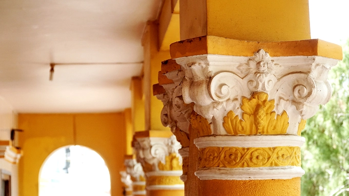  Chùa được xây dựng với các vật liệu bền chắc như gạch ngói, xi măng. Họa tiết thể hiện kiến trúc Việt ở các cây cột.